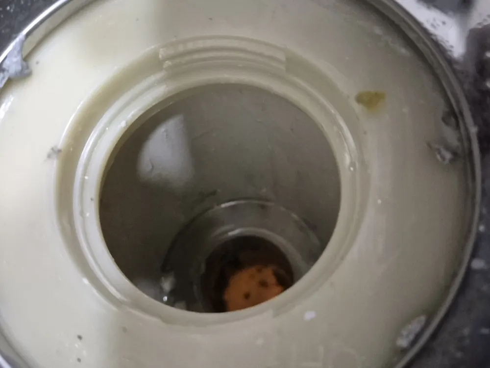 배수구 몸통 안쪽과 아래로 이어진 관